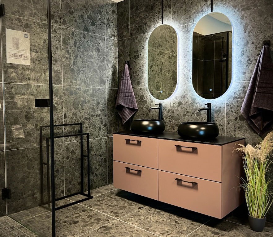 Plommefarget baderomsinnredning med ovale speil med led-lys